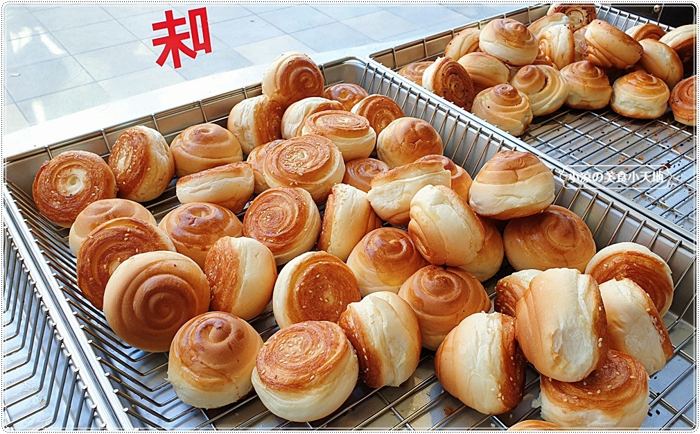上海脆皮烤饅頭║第三市場銅板小吃，當日現烤噴香鹹甜口味香酥烤饅頭，一顆只要7元！！
