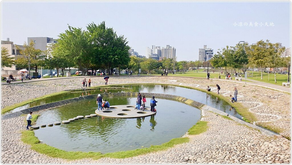 台中親子景點║大坑生態公園，落雨松下野餐、放風箏、餵魚，拍照玩樂一把罩，順遊大坑四大特色造型橋梁!